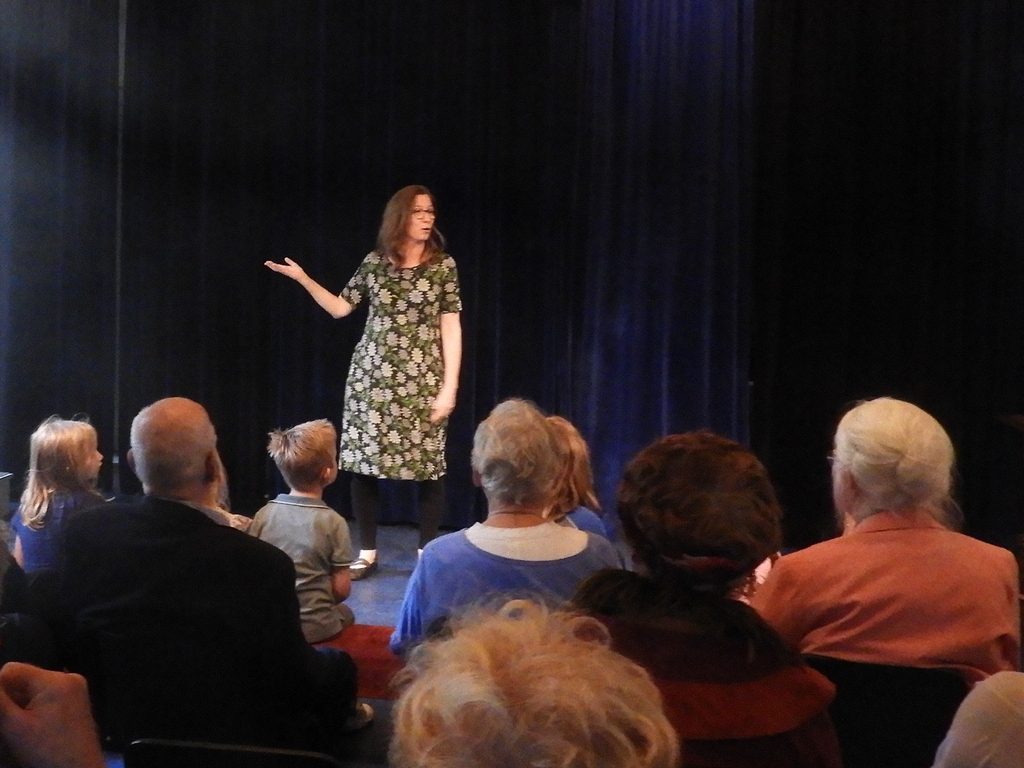 Storyteller Melanie Plag vertelt aan een divers publiek.
