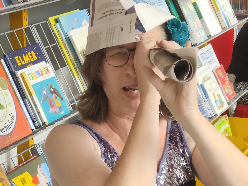 Storyteller Melanie Plag vertelt een verhaal aan jonge kinderen.