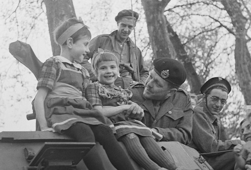 Kinderen op een Canadese pantserwagen bij de bevrijding van Amersfoort